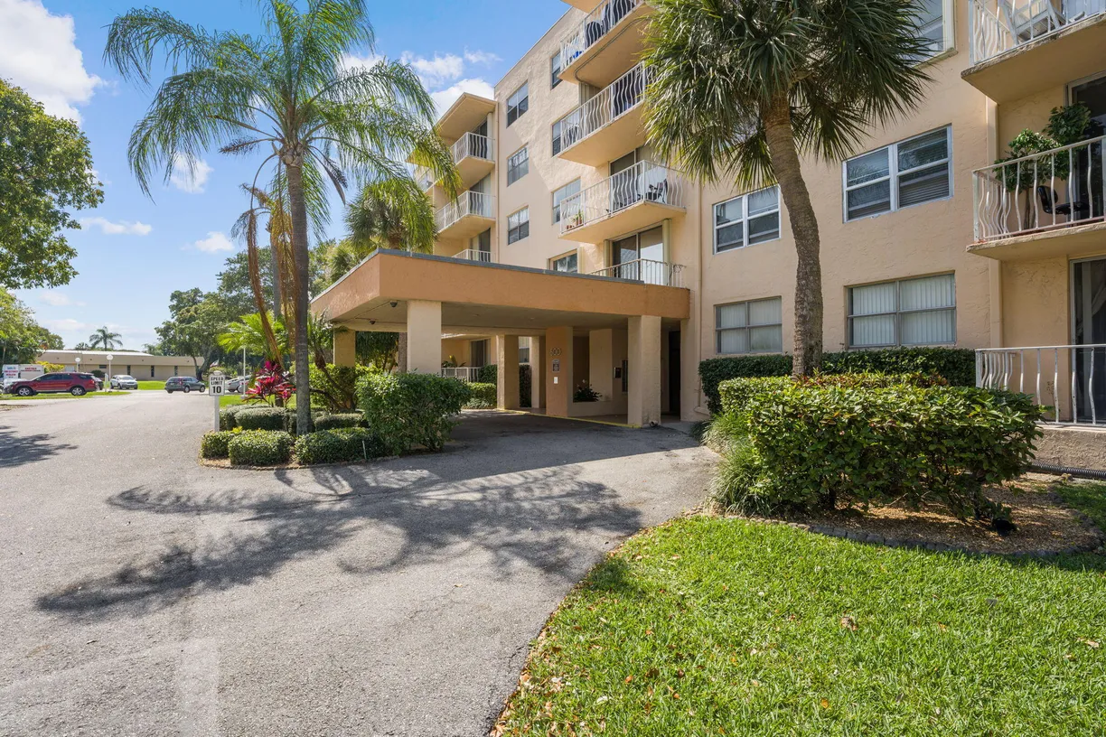 South Florida Real Estate | View 500 Executive Center Drive, 4-J | 2 Beds, 2 Baths