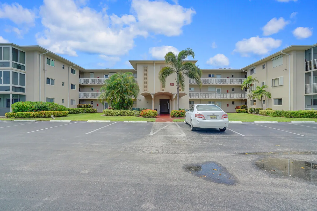 South Florida Real Estate | View 2616 N Garden Drive, 107 | 1 Bed, 1 Bath