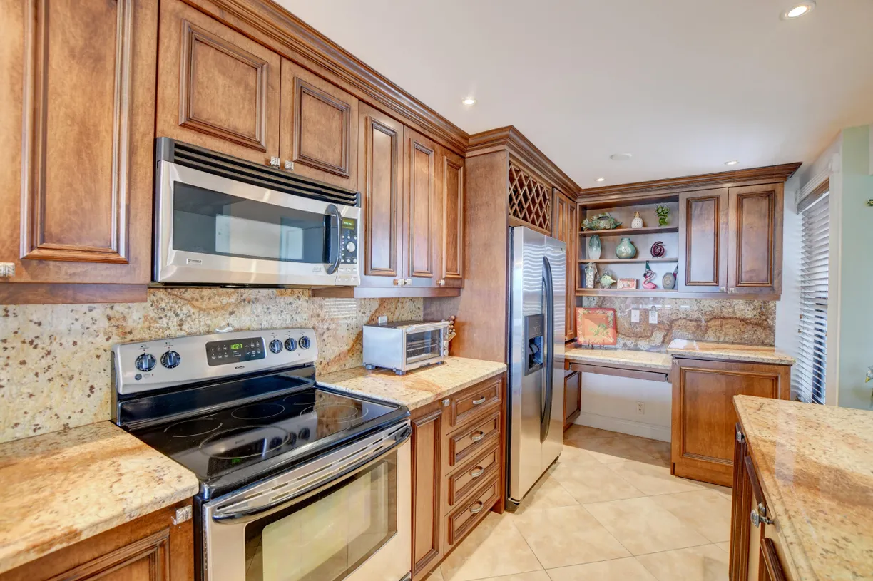 South Florida Real Estate | View 14 Royal Palm Way, 6060 | 2 Beds, 2 Baths