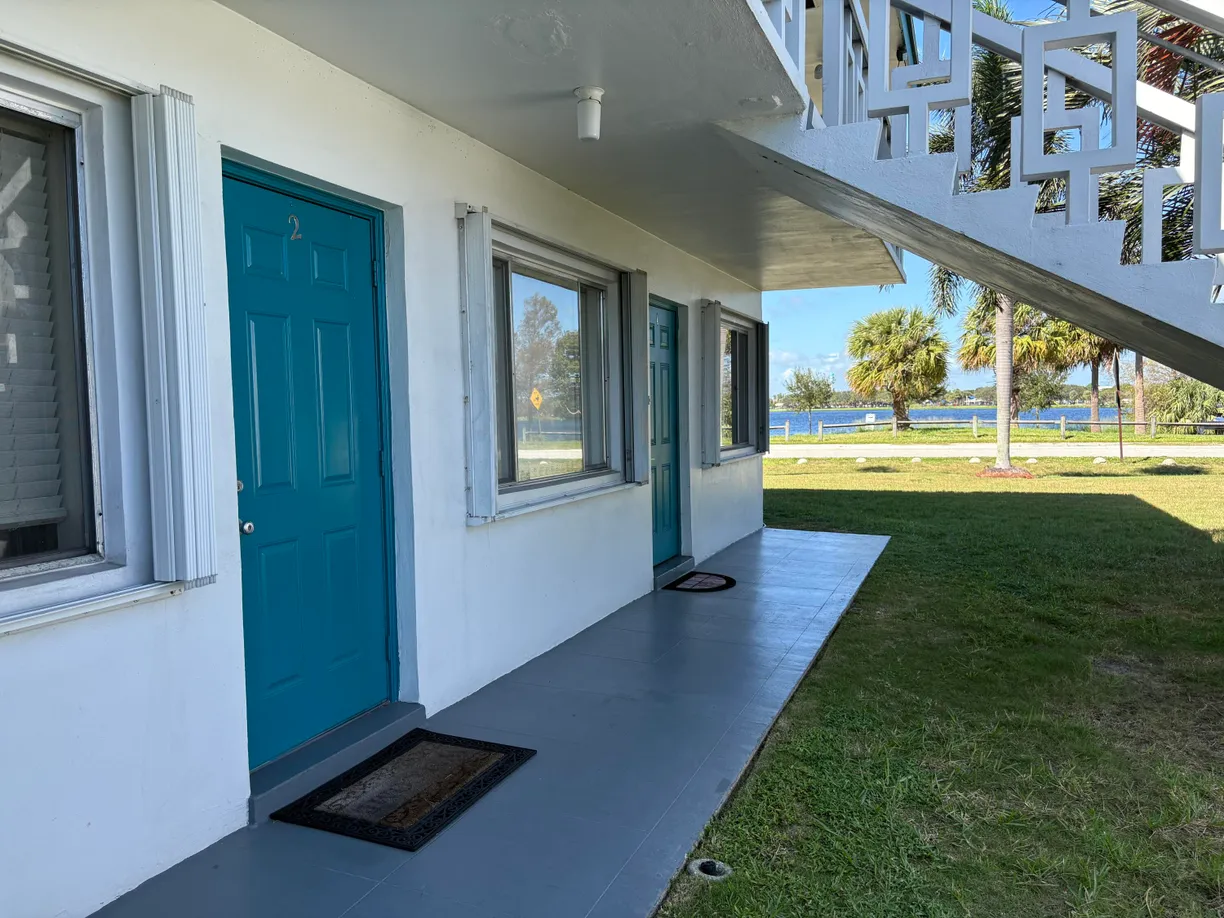 South Florida Real Estate | View 2204 Lake Osborne Drive, 2 | 1 Bed, 1 Bath