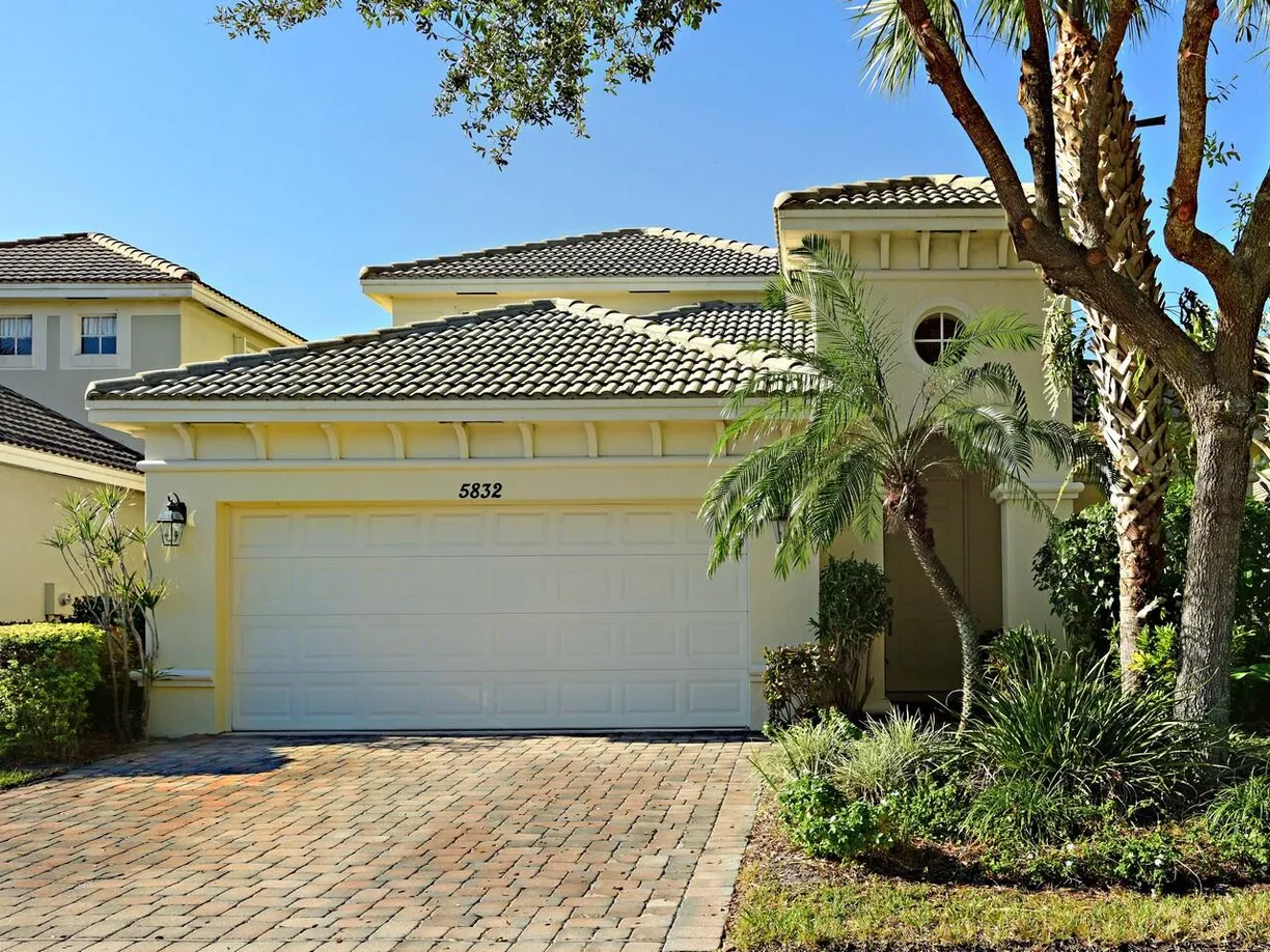South Florida Real Estate | View 5832 SE Crooked Oak Avenue | 4 Beds, 3 Baths
