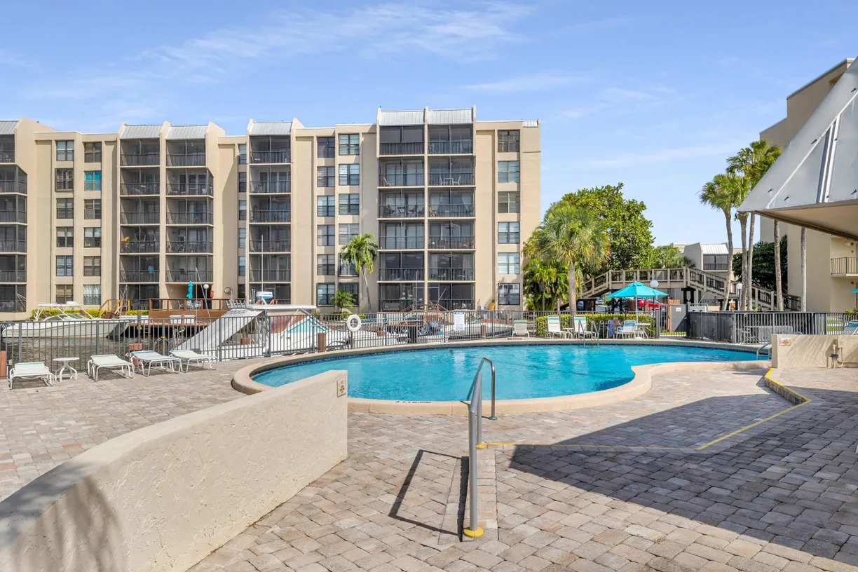 South Florida Real Estate | View 9 Royal Palm Way, 4020 | 2 Beds, 2 Baths