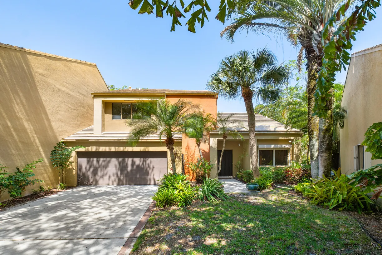 South Florida Real Estate | View 745 St Albans Drive | Listing