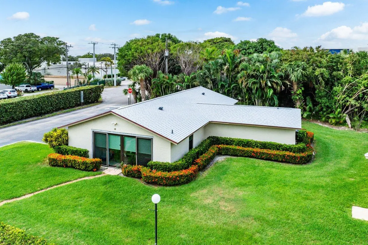 South Florida Real Estate | View 555 Banyan Tree Lane, 11 | 3 Beds, 3 Baths