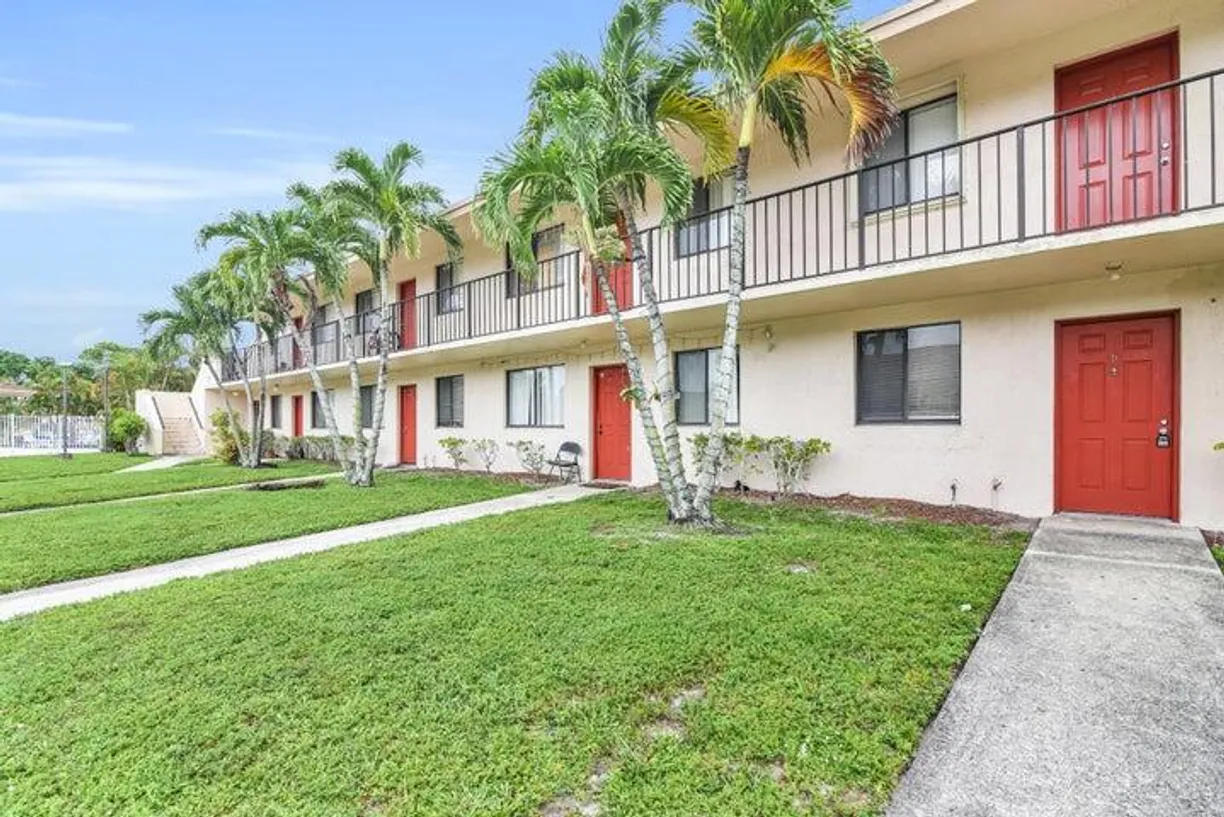 South Florida Real Estate | View 700 Nottingham Circle, D | 2 Beds, 1 Bath