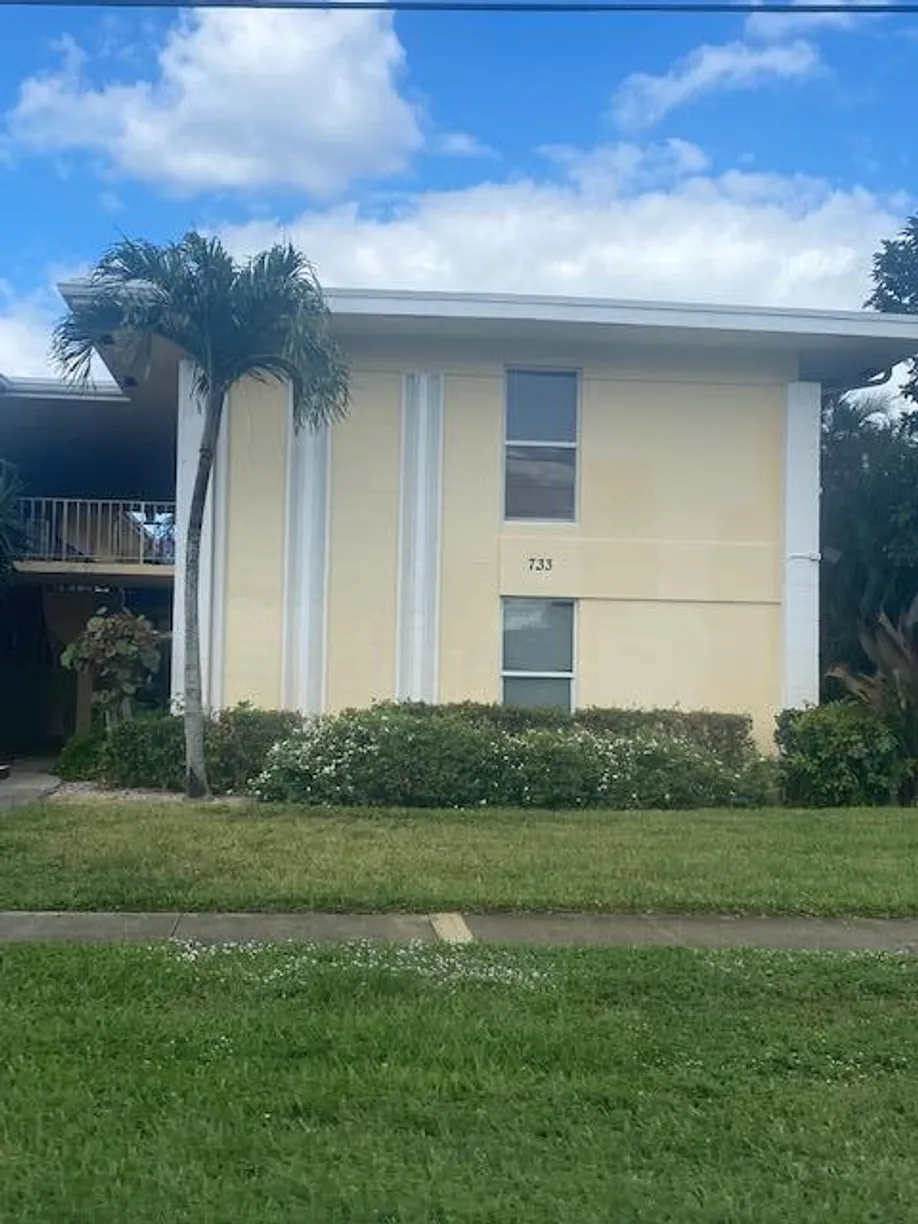 South Florida Real Estate | View 733 Hummingbird Way, 5 | 2 Beds, 1 Bath