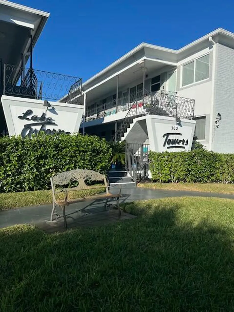South Florida Real Estate | View 302 Lake Osborne Drive, 19 | 1 Bed, 1 Bath