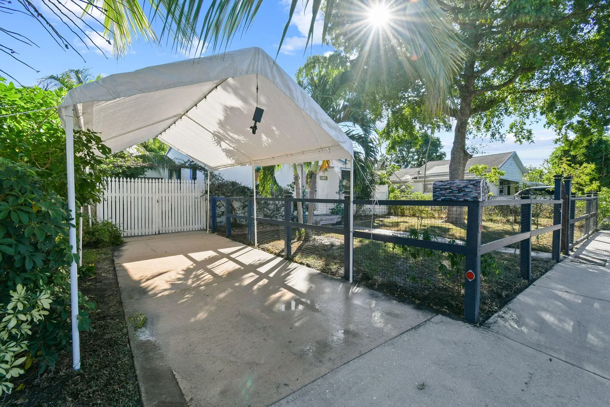 South Florida Real Estate | View 726 N E Street | Listing
