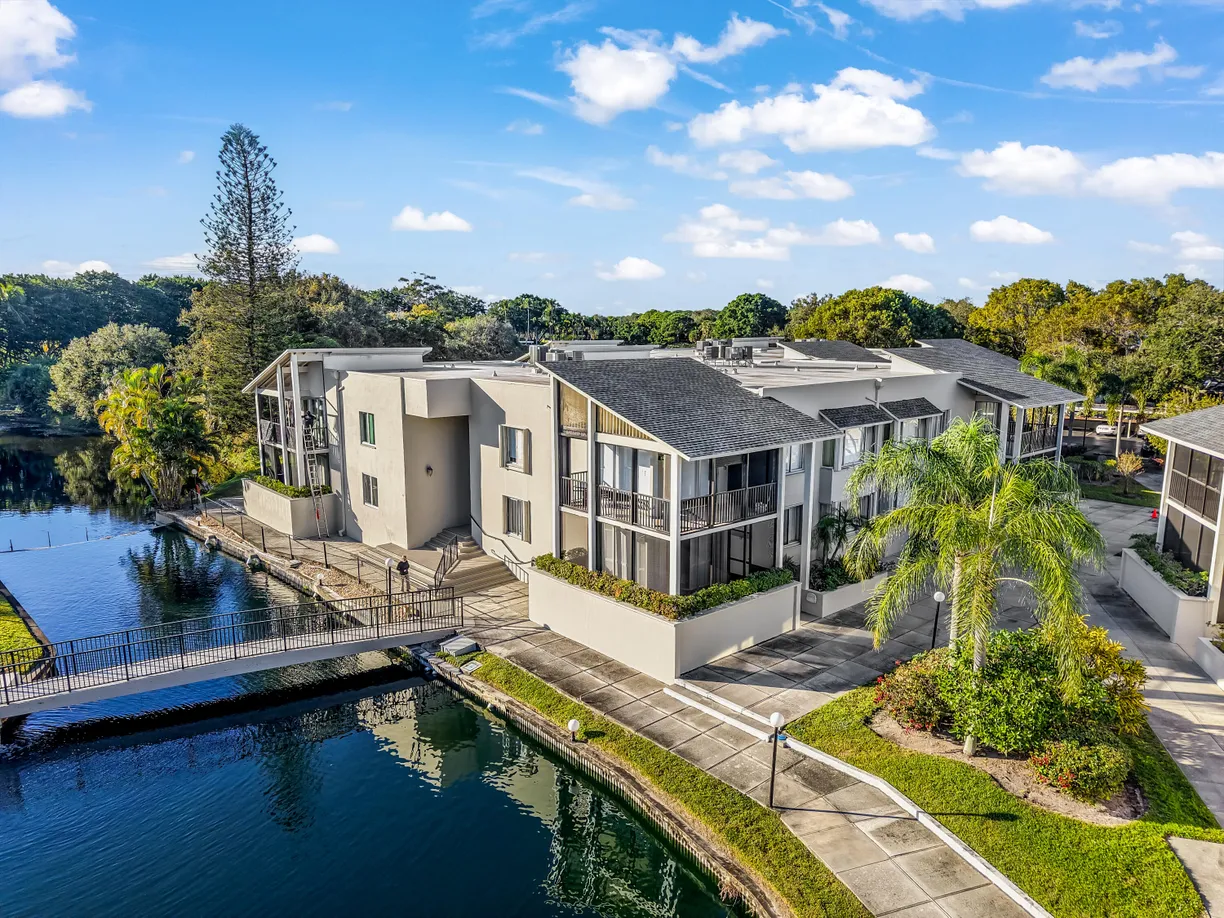 South Florida Real Estate | View 11811 Avenue Of The Pga, 1-2f | 1 Bed, 1 Bath