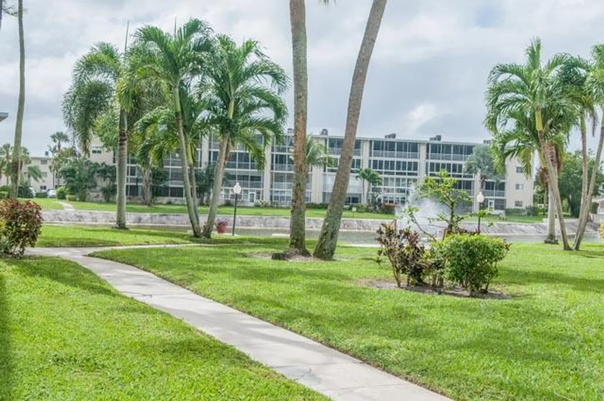South Florida Real Estate | View 2616 N Garden Dr, 111 | 2 Beds, 1 Bath