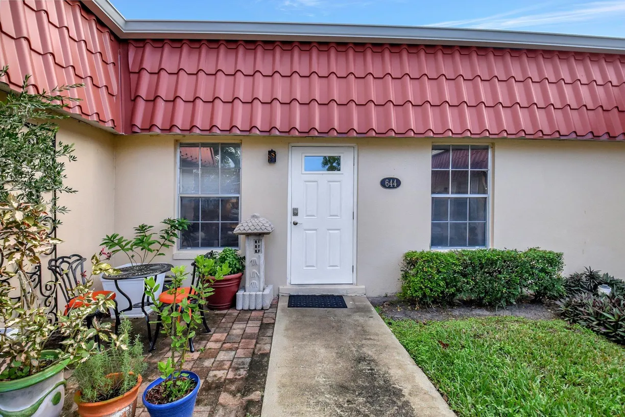 South Florida Real Estate | View 644 Marlboro Oval, 644 | 1 Bed, 1 Bath