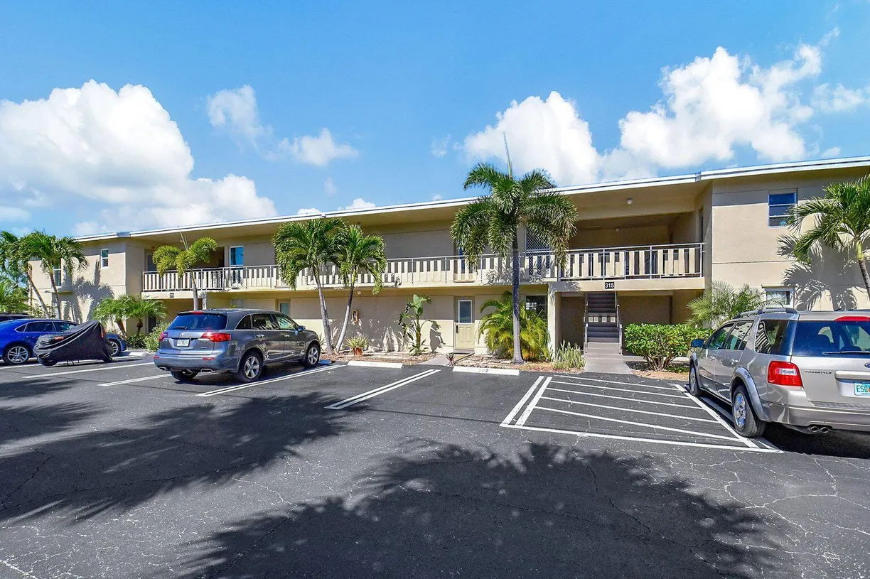South Florida Real Estate | View 315 S Circle Drive, 102 | 1 Bed, 1 Bath