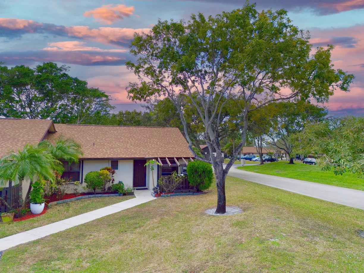 South Florida Real Estate | View 88 Via De Casas Norte | 2 Beds, 2 Baths
