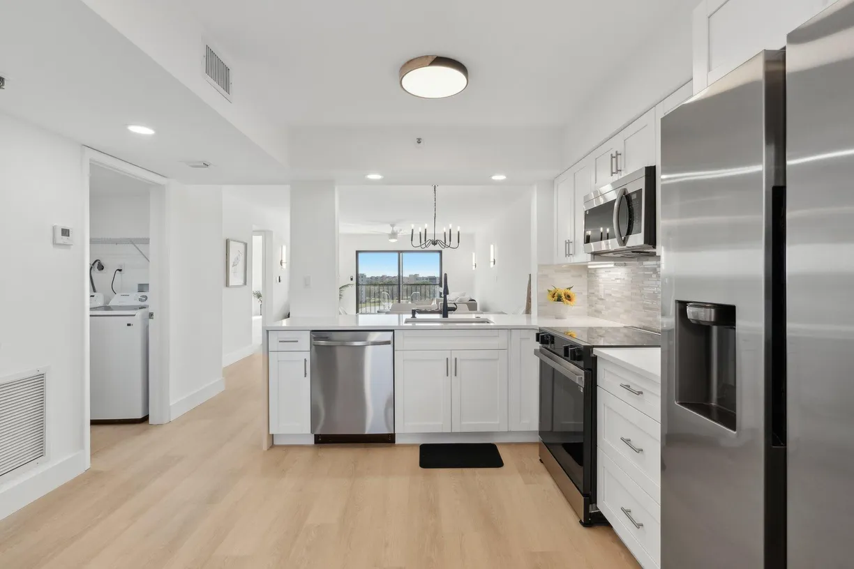 South Florida Real Estate | View 7076 Huntington Lane, 801 | 2 Beds, 2 Baths