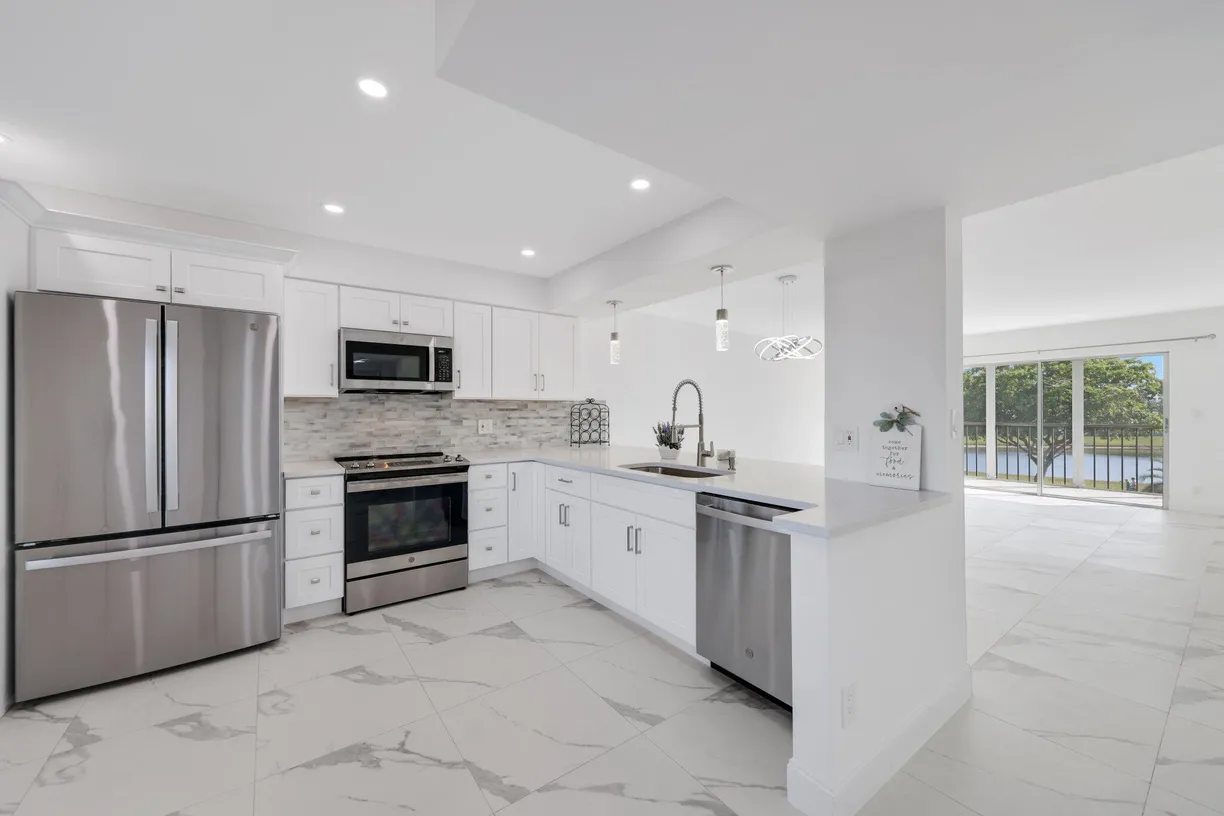 South Florida Real Estate | View 6936 Huntington Lane, 302 | 2 Beds, 2 Baths