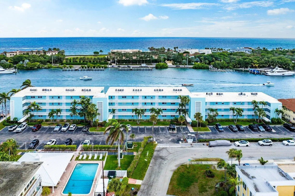 South Florida Real Estate | View 2772 NE 30th Avenue, 8c | 2 Beds, 2 Baths
