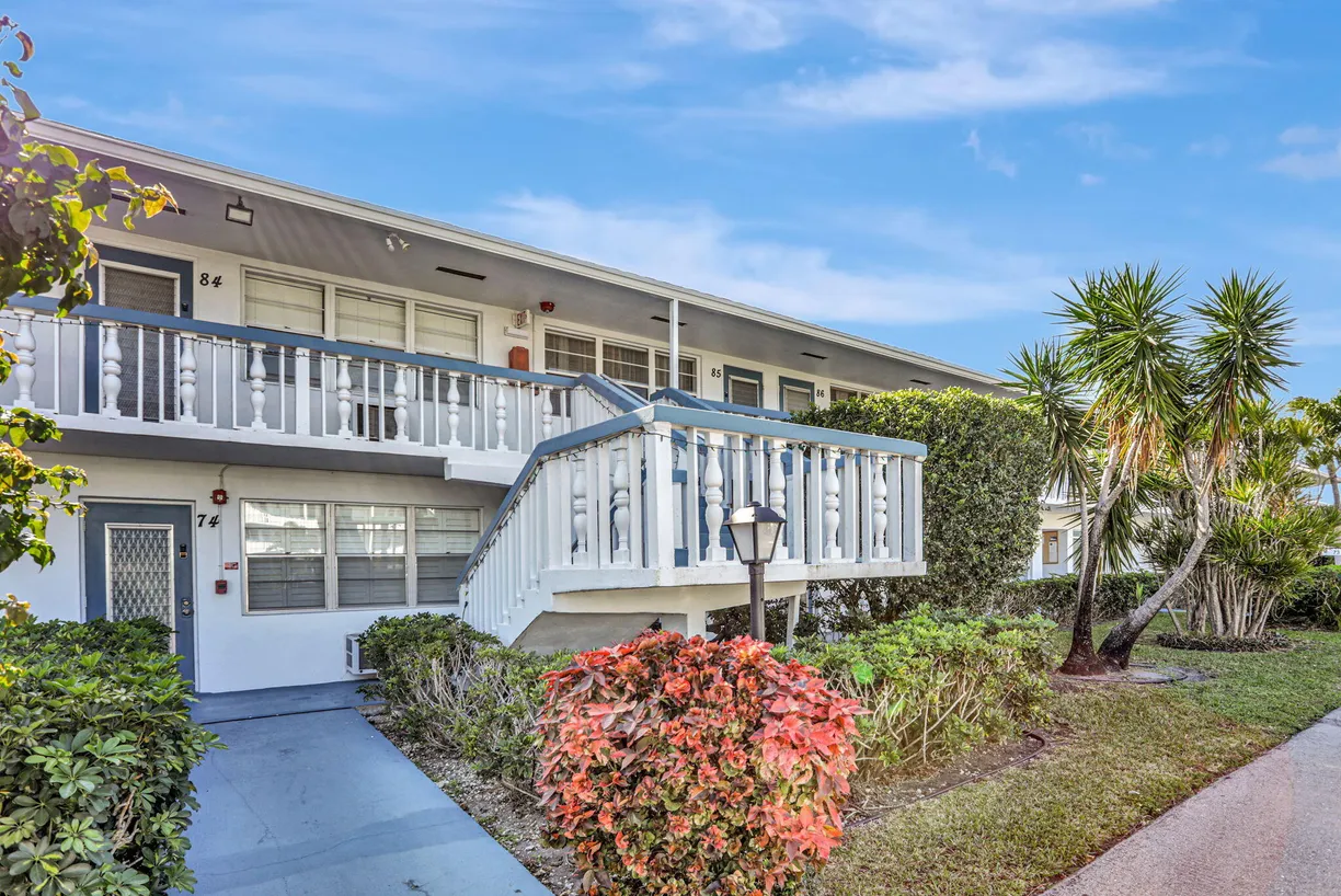 South Florida Real Estate | View 86 Lyndhurst D, D | 1 Bed, 1 Bath