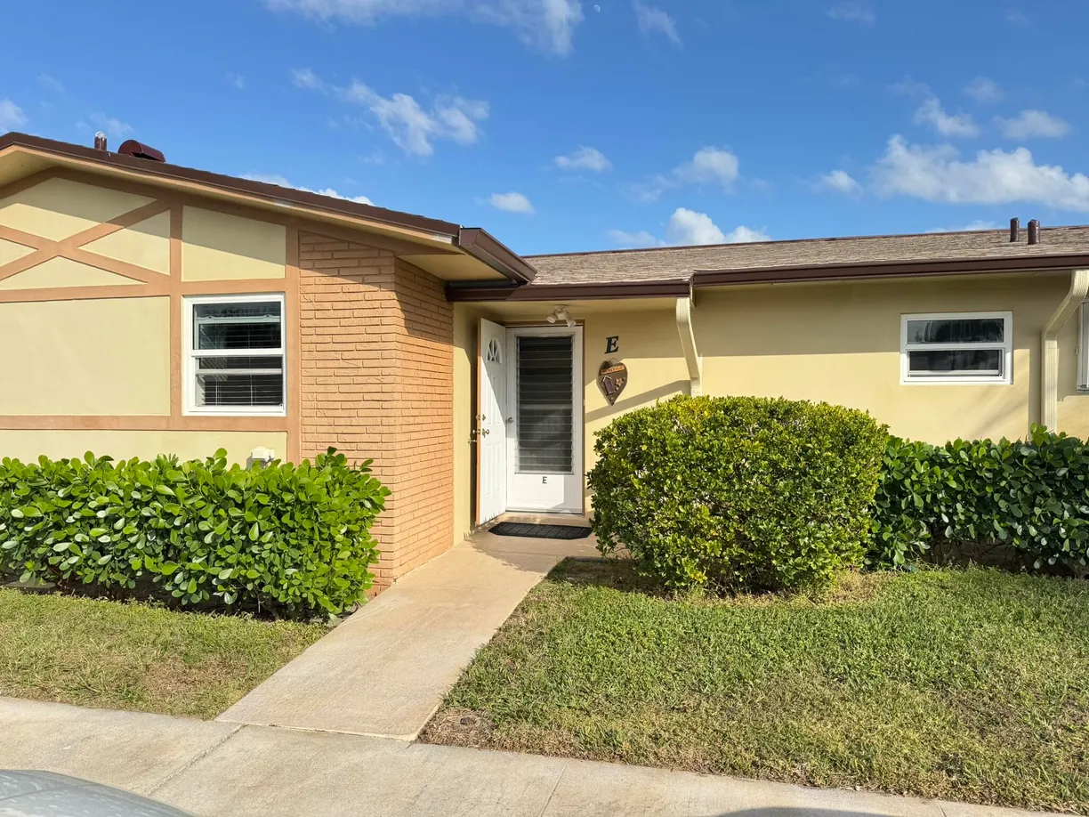 South Florida Real Estate | View 2822 Crosley Drive, E | 1 Bed, 1 Bath