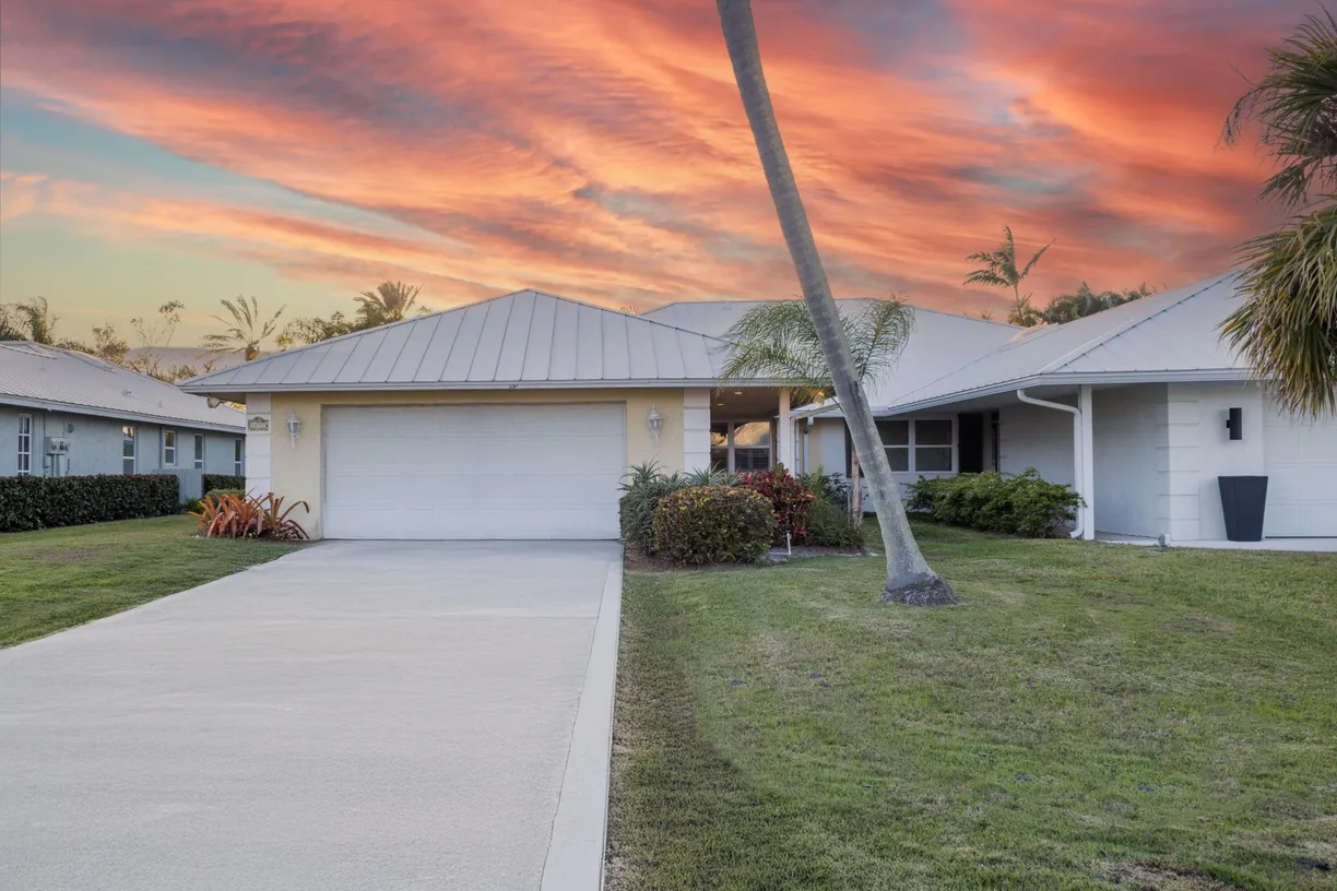 South Florida Real Estate | View 3892 SE Fairway West | 2 Beds, 2 Baths