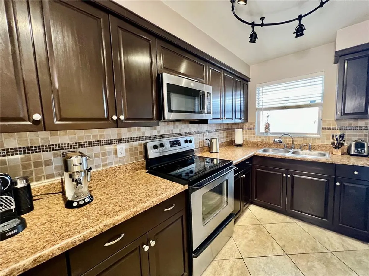 South Florida Real Estate | View 160 NE 8th Avenue, 1b | 1 Bed, 1 Bath