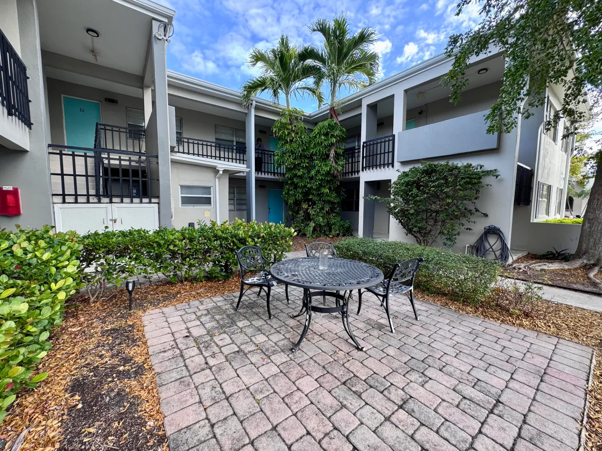 South Florida Real Estate | View 202 Lucerne Avenue, 6 | 1 Bed, 1 Bath