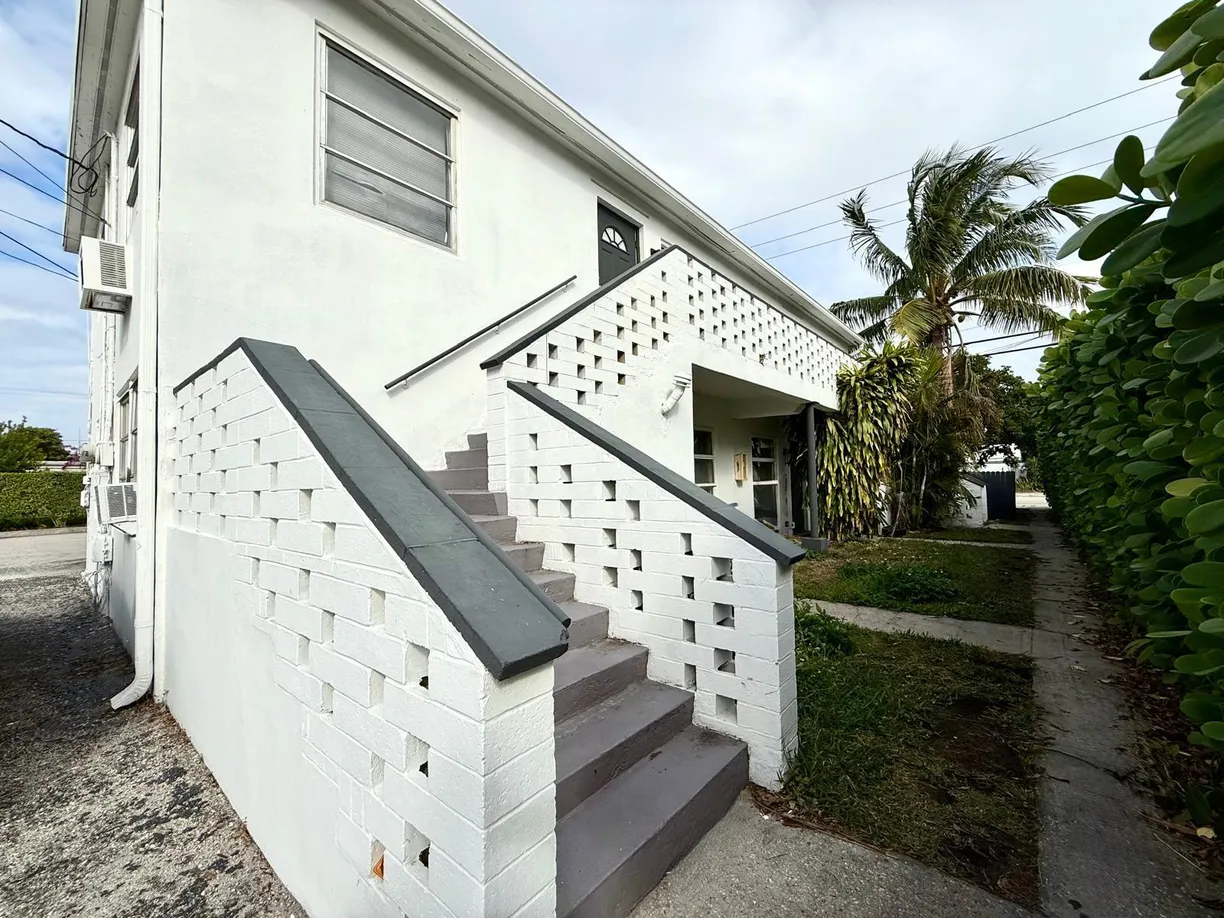 South Florida Real Estate | View 3801 S Olive Avenue, 3 | 1 Bed, 1 Bath