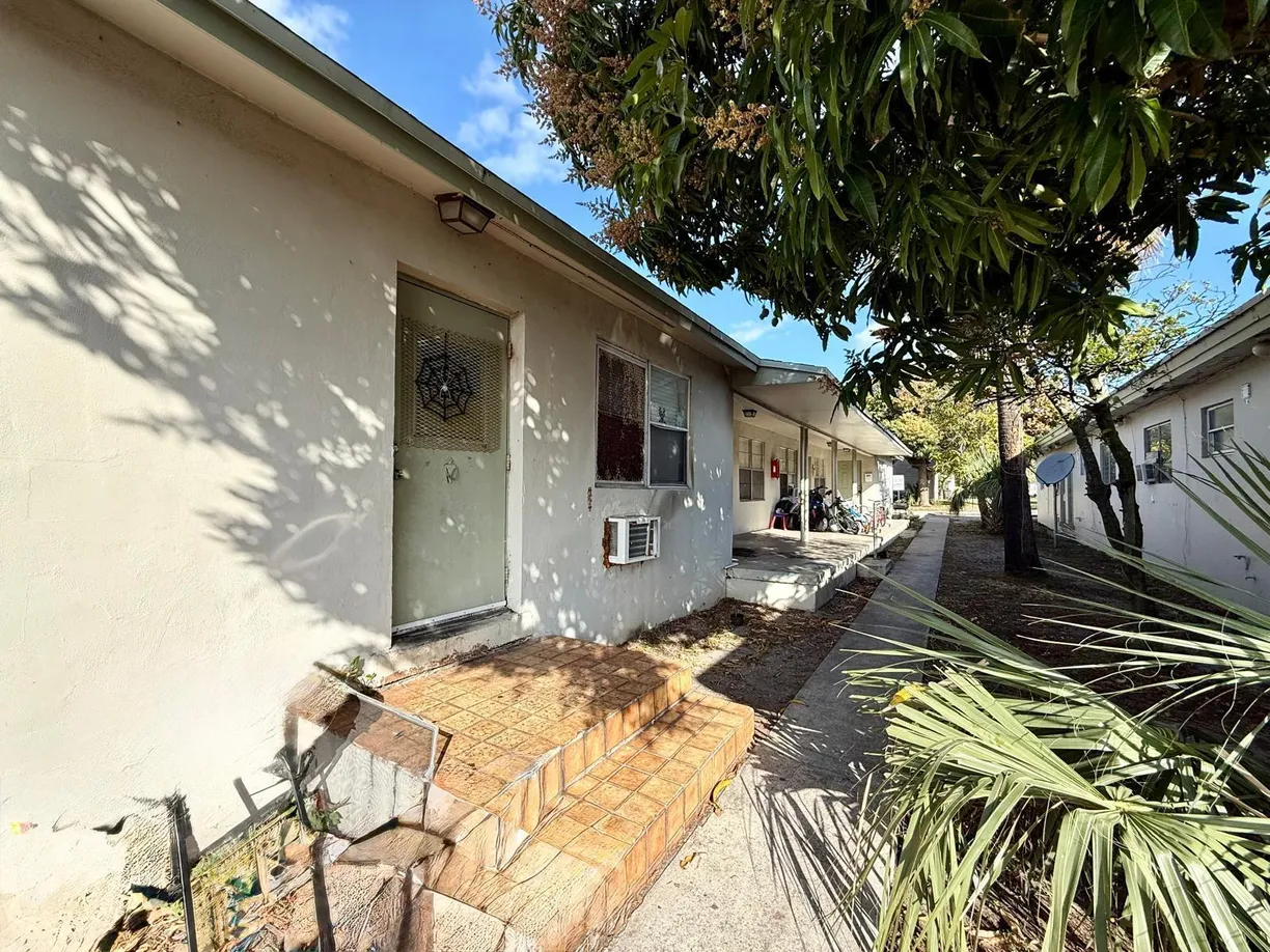 South Florida Real Estate | View 817 2nd Street, 4 | 2 Beds, 1 Bath