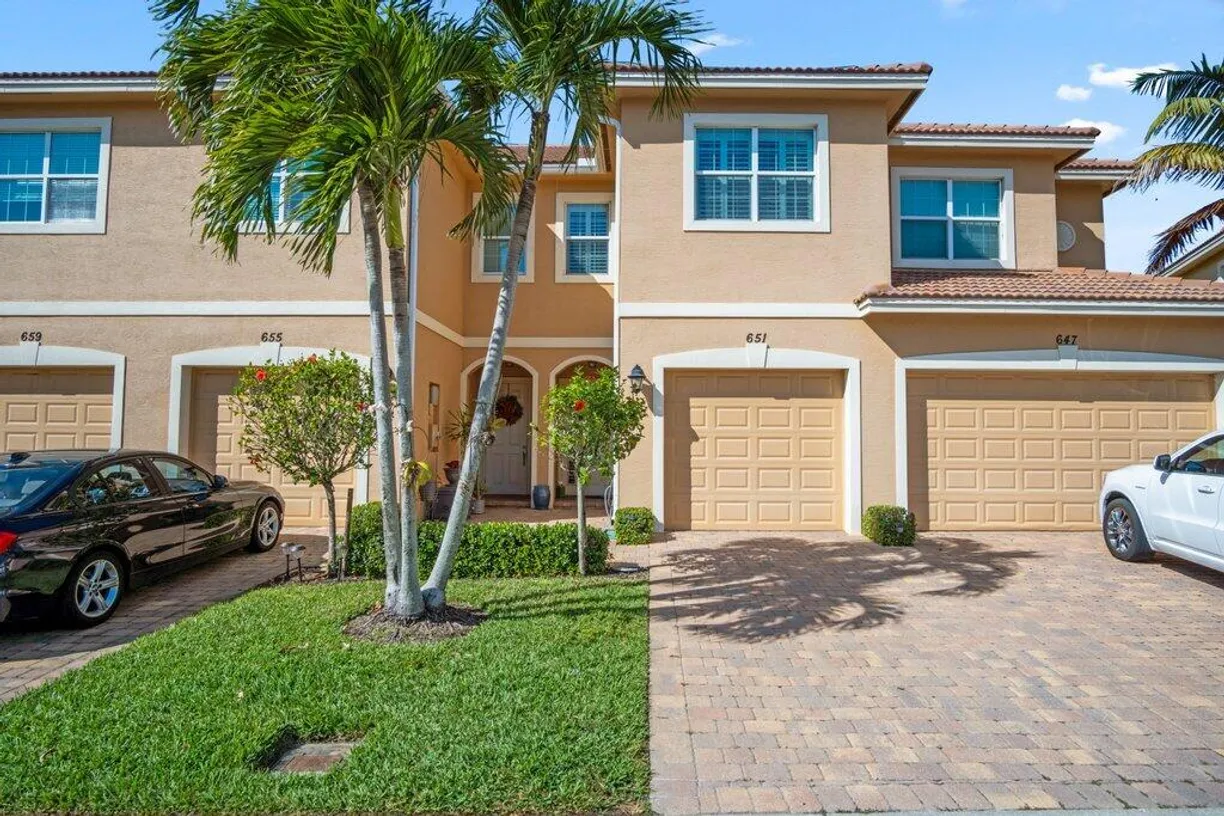 South Florida Real Estate | View 651 SW Glen Crest Way | 3 Beds, 2 Baths