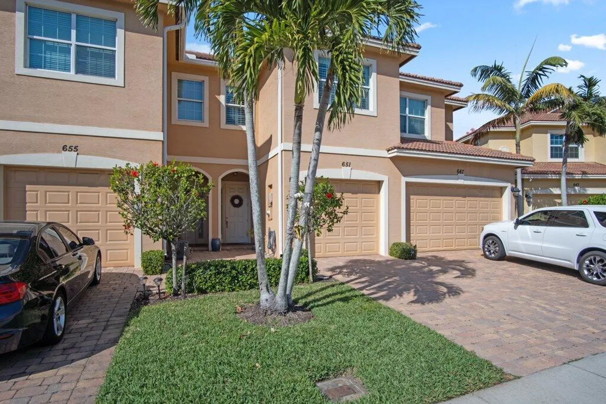 South Florida Real Estate | View 651 SW Glen Crest Way | Listing