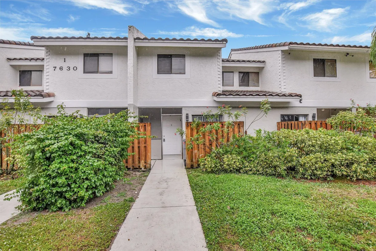 South Florida Real Estate | View 7630 Lago Del Mar Drive, 6 | 3 Beds, 2 Baths