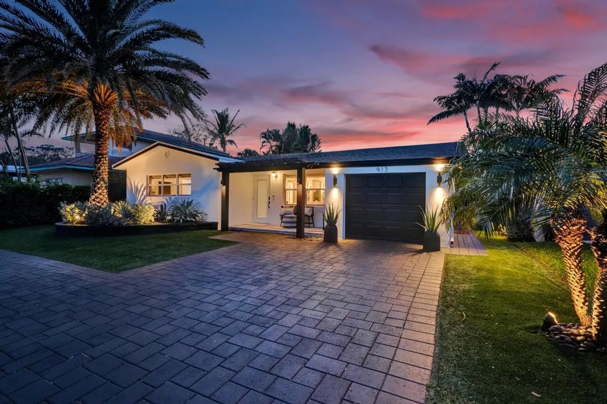South Florida Real Estate | View 913 S Lakeside Place | 3 Beds, 3 Baths