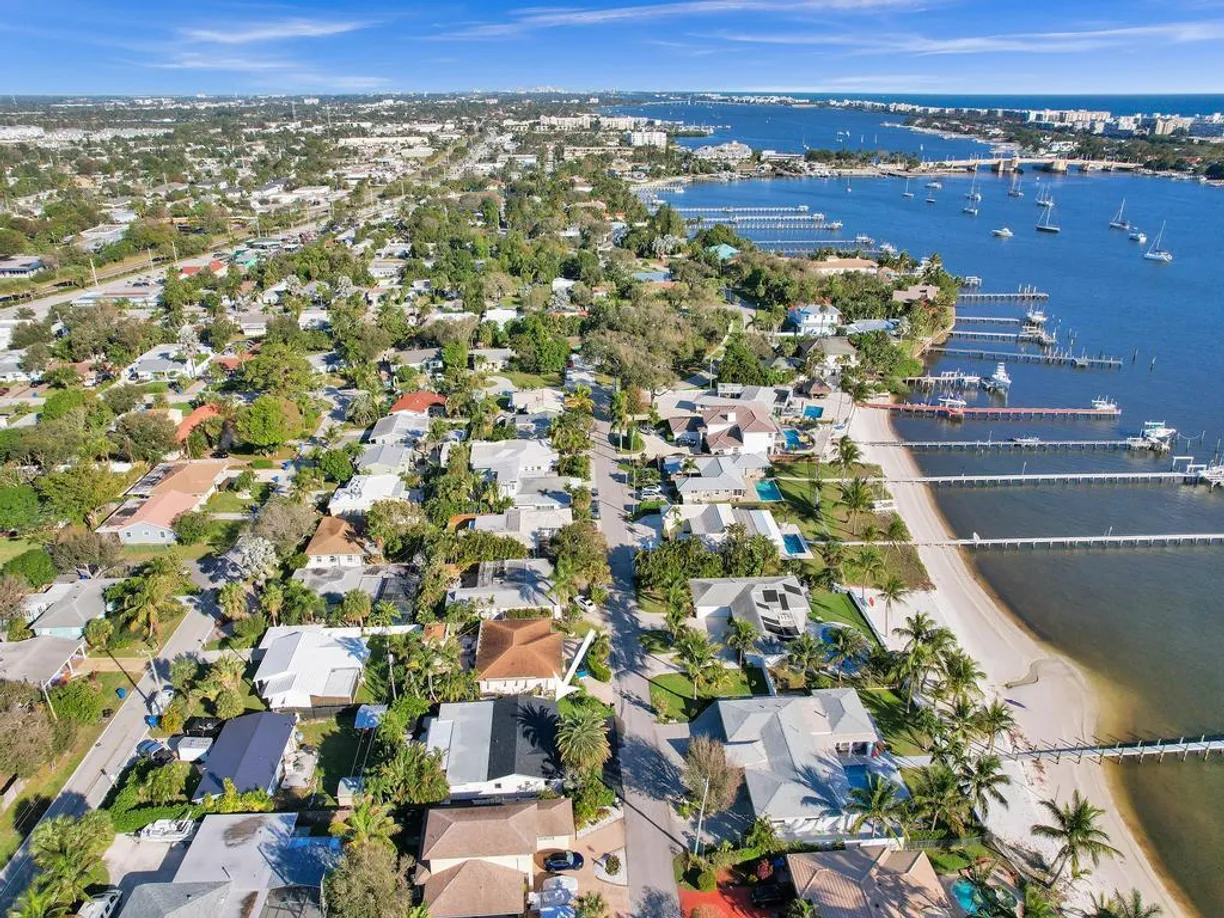 South Florida Real Estate | View 913 S Lakeside Place | Listing