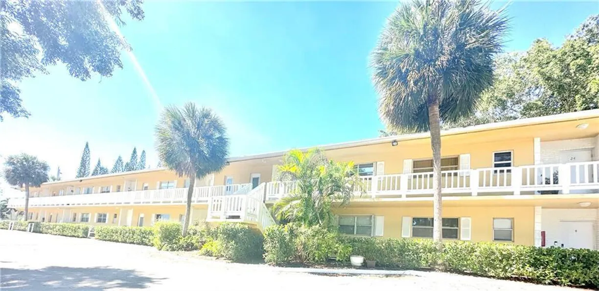 South Florida Real Estate | View 560 SE 2nd Avenue, H6 | 2 Beds, 1 Bath