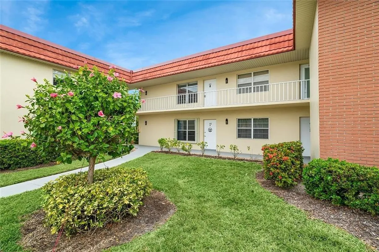 South Florida Real Estate | View 52 Woodland Drive, 202 | 2 Beds, 2 Baths