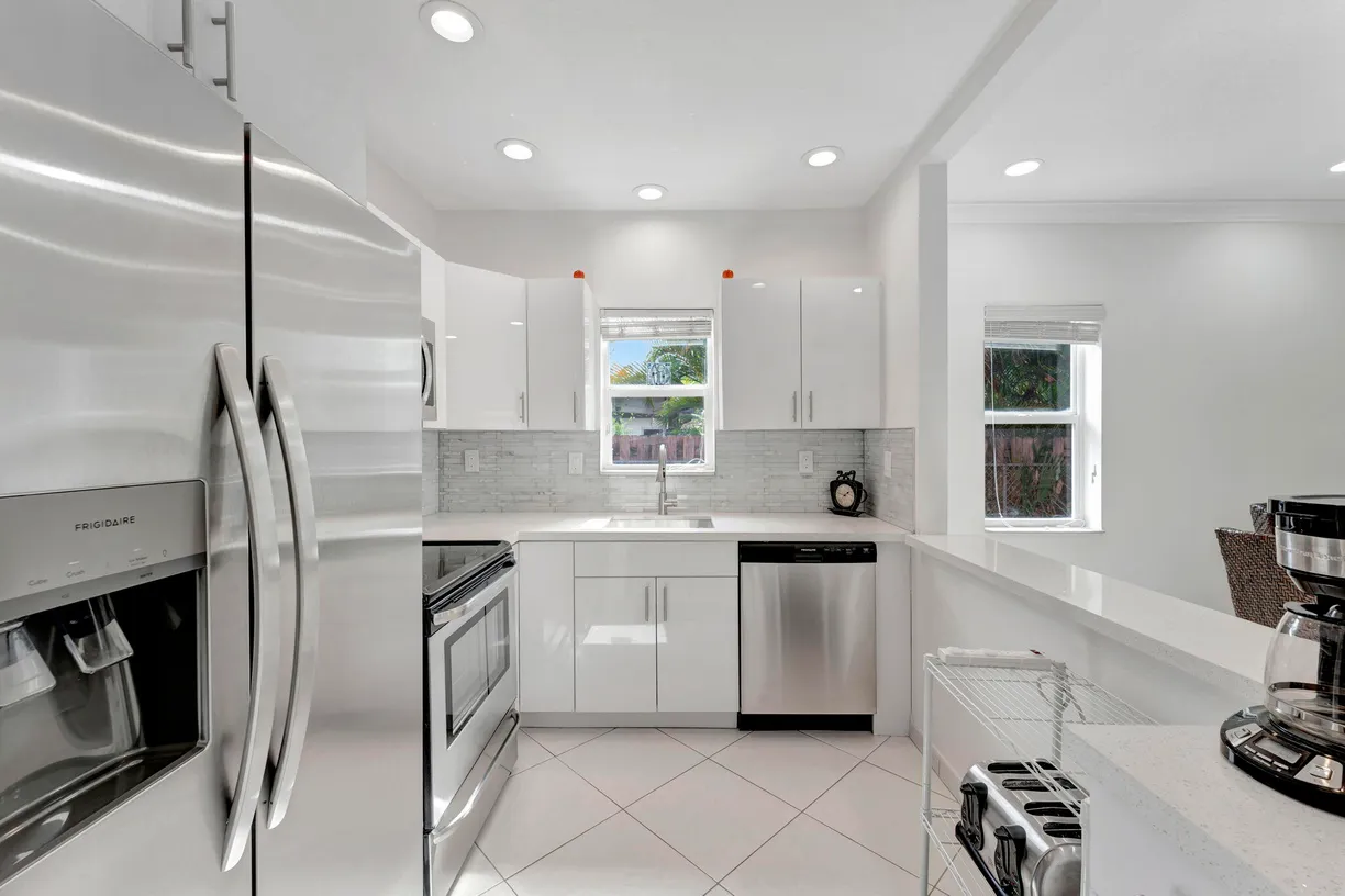 South Florida Real Estate | View 1450 N Riverside Drive, 103 | 1 Bed, 1 Bath