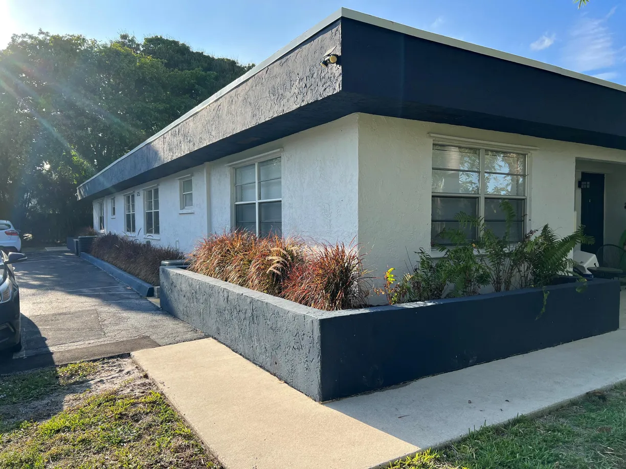 South Florida Real Estate | View 625 Oak Street, D | Listing