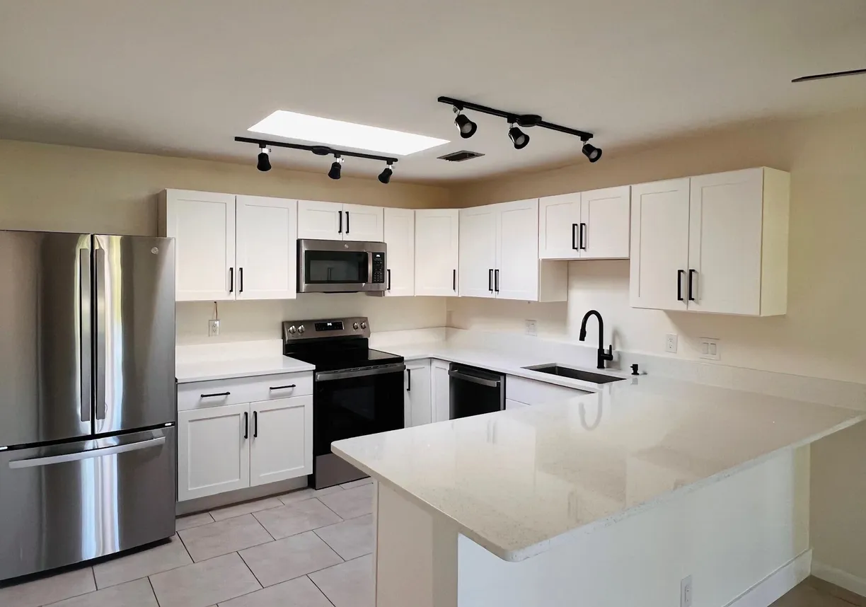 South Florida Real Estate | View 625 Oak Street, D | 2 Beds, 1 Bath