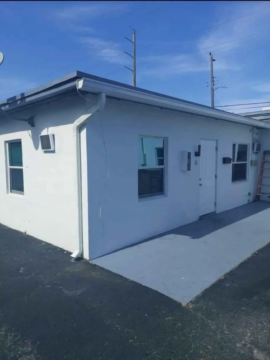 South Florida Real Estate | View 121 N Dixie Highway, 5 | 1 Bed, 1 Bath