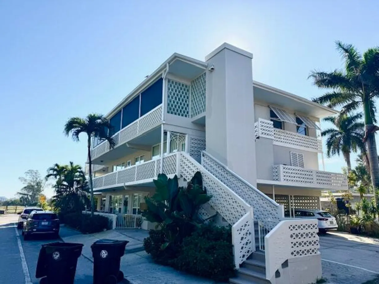 South Florida Real Estate | View 131 N Golfview Road, 4 | 3 Beds, 3 Baths