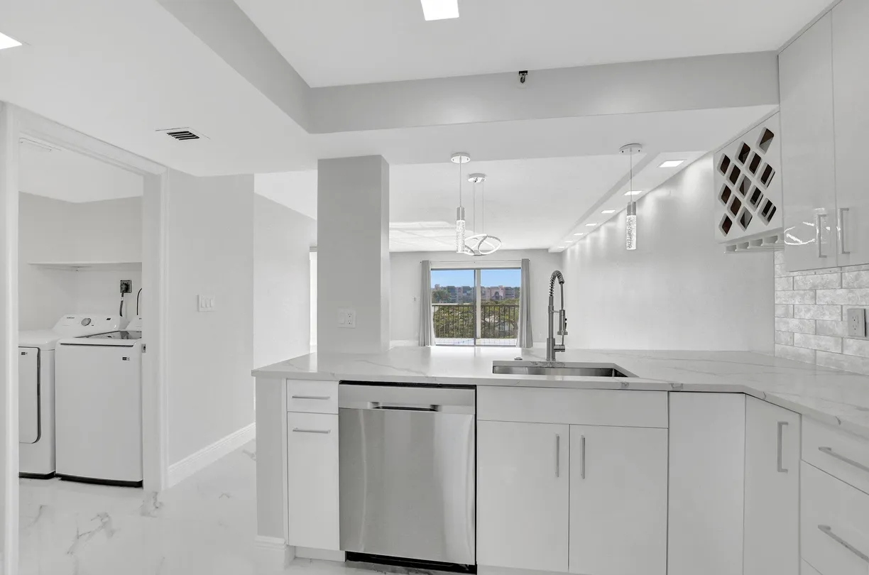 South Florida Real Estate | View 7076 Huntington Lane, 407 | Listing