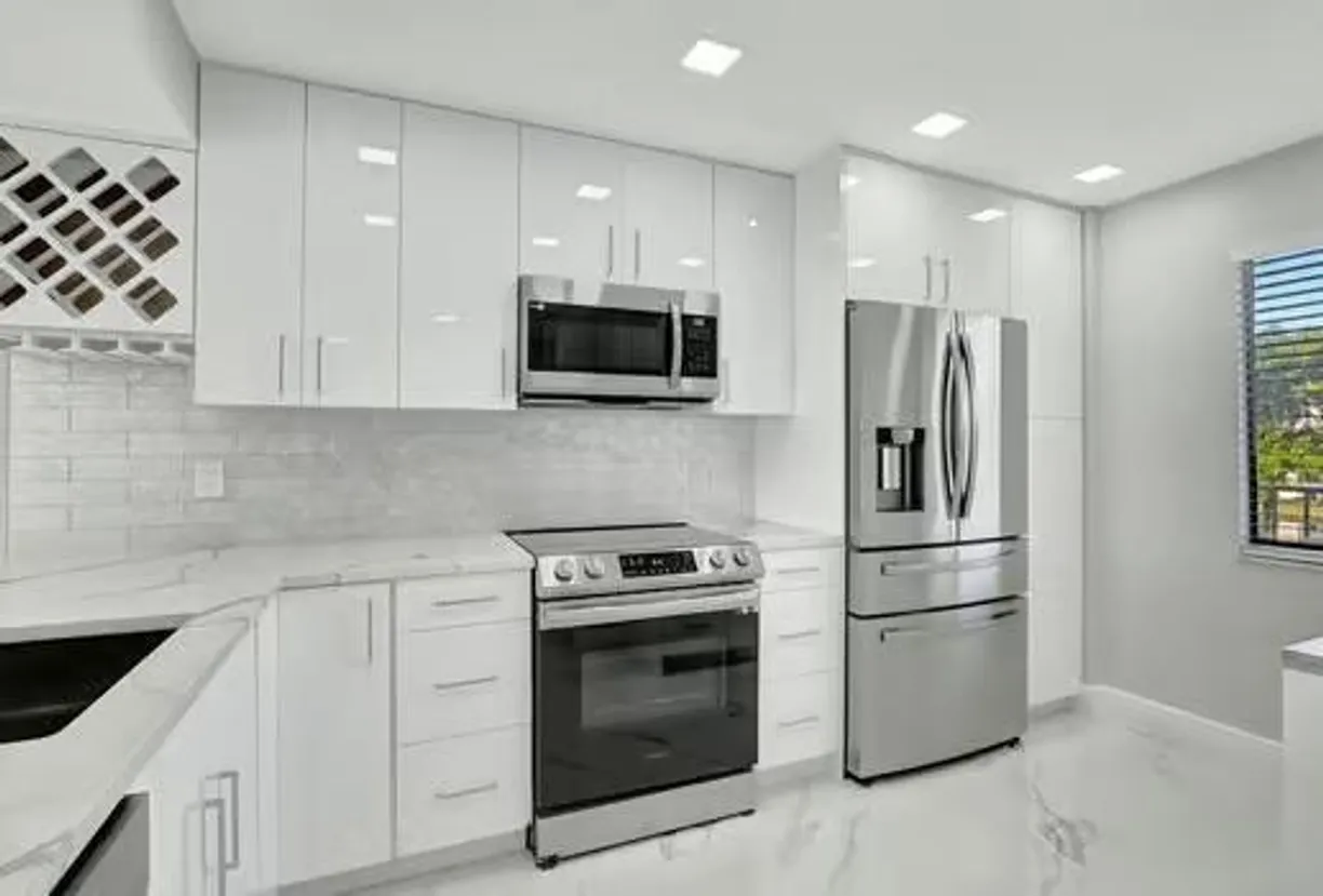 South Florida Real Estate | View 7076 Huntington Lane, 407 | 2 Beds, 2 Baths
