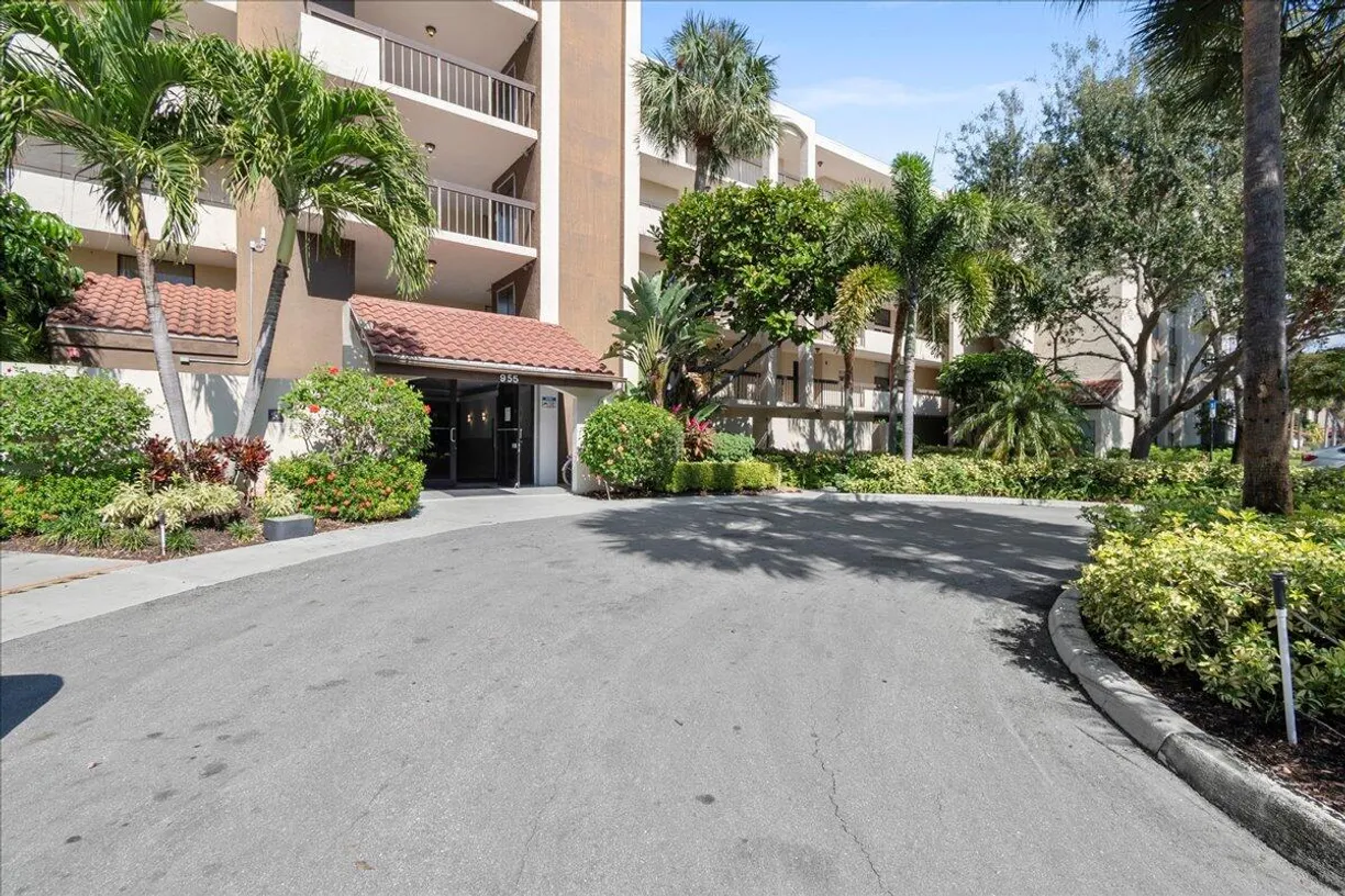 South Florida Real Estate | View 955 Egret Circle, 207 | 2 Beds, 2 Baths