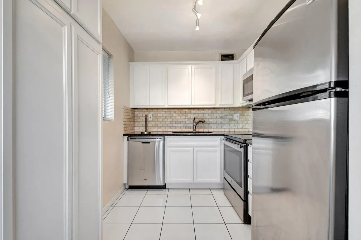 South Florida Real Estate | View 2304 Lake Osborne Drive, 10 | Listing