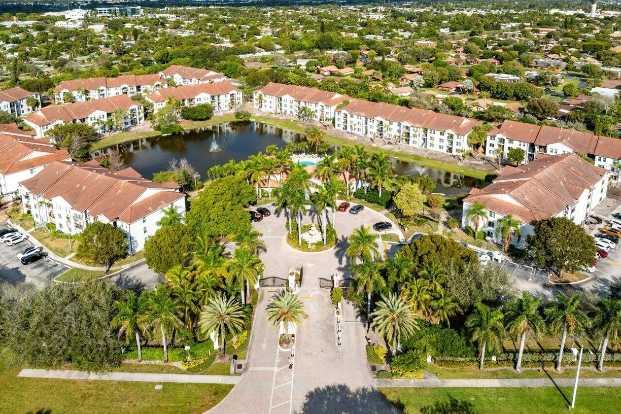 South Florida Real Estate | View 921 Villa Circle | 1 Bed, 1 Bath