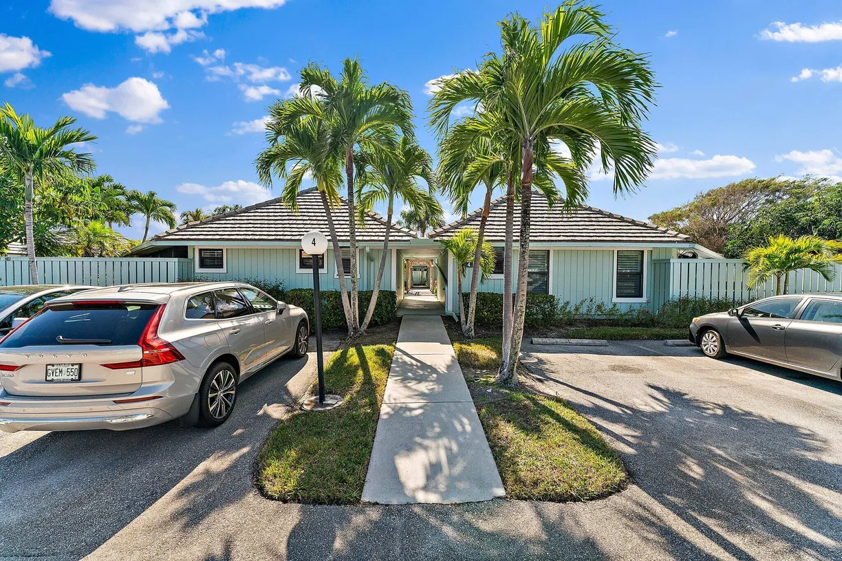 South Florida Real Estate | View 1127 E Seminole Avenue, 4b | Listing