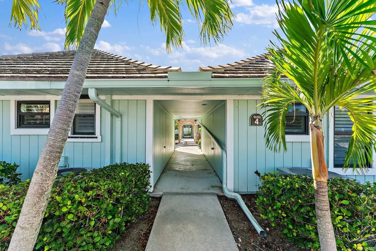 South Florida Real Estate | View 1127 E Seminole Avenue, 4b | 2 Beds, 2 Baths
