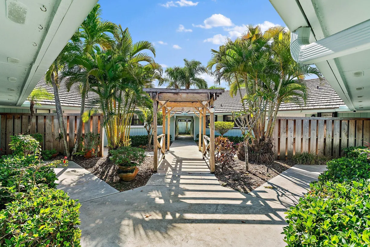 South Florida Real Estate | View 1127 E Seminole Avenue, 4b | Listing