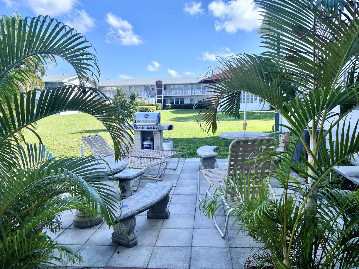 South Florida Real Estate | View 271 Farnham L | 1 Bed, 1 Bath