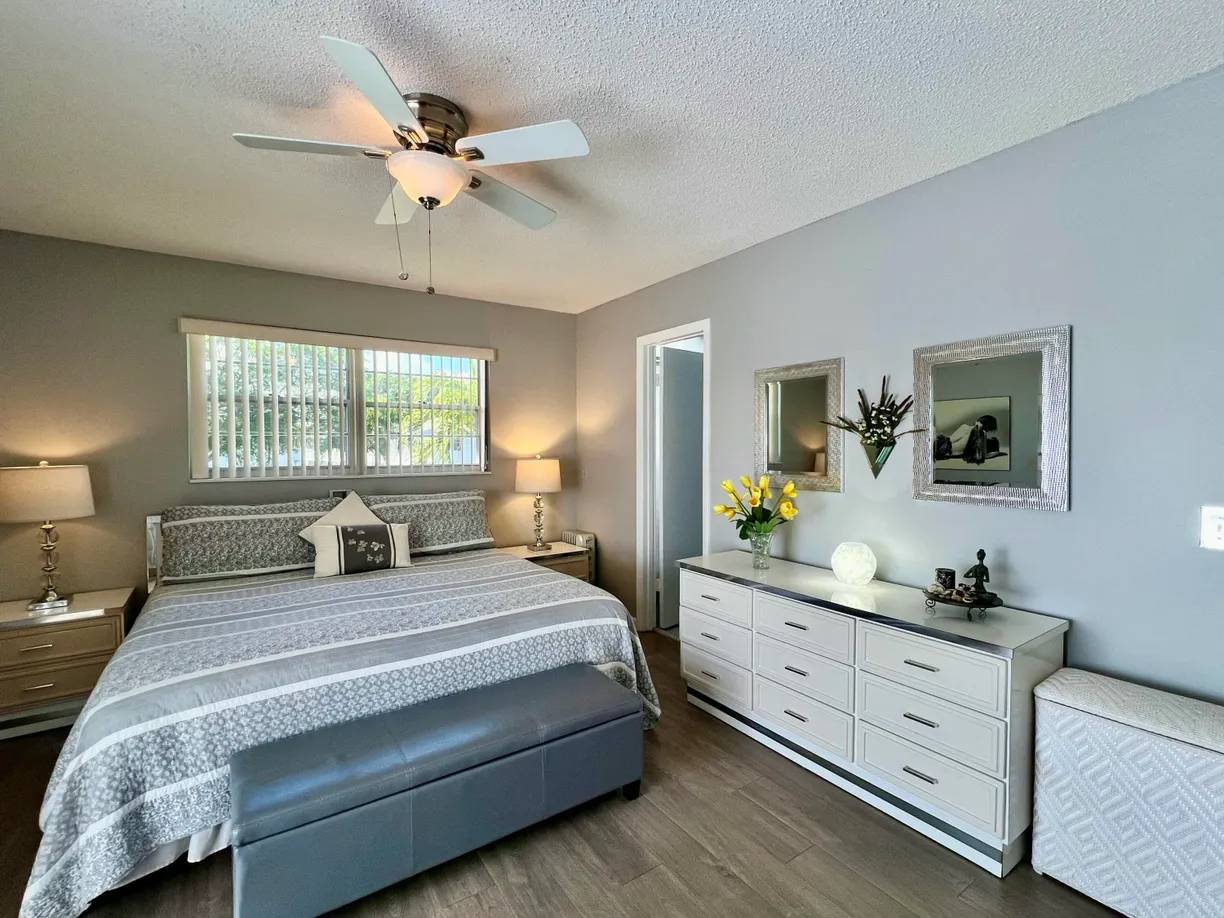 South Florida Real Estate | View 100 Markham | 1 Bed, 1 Bath