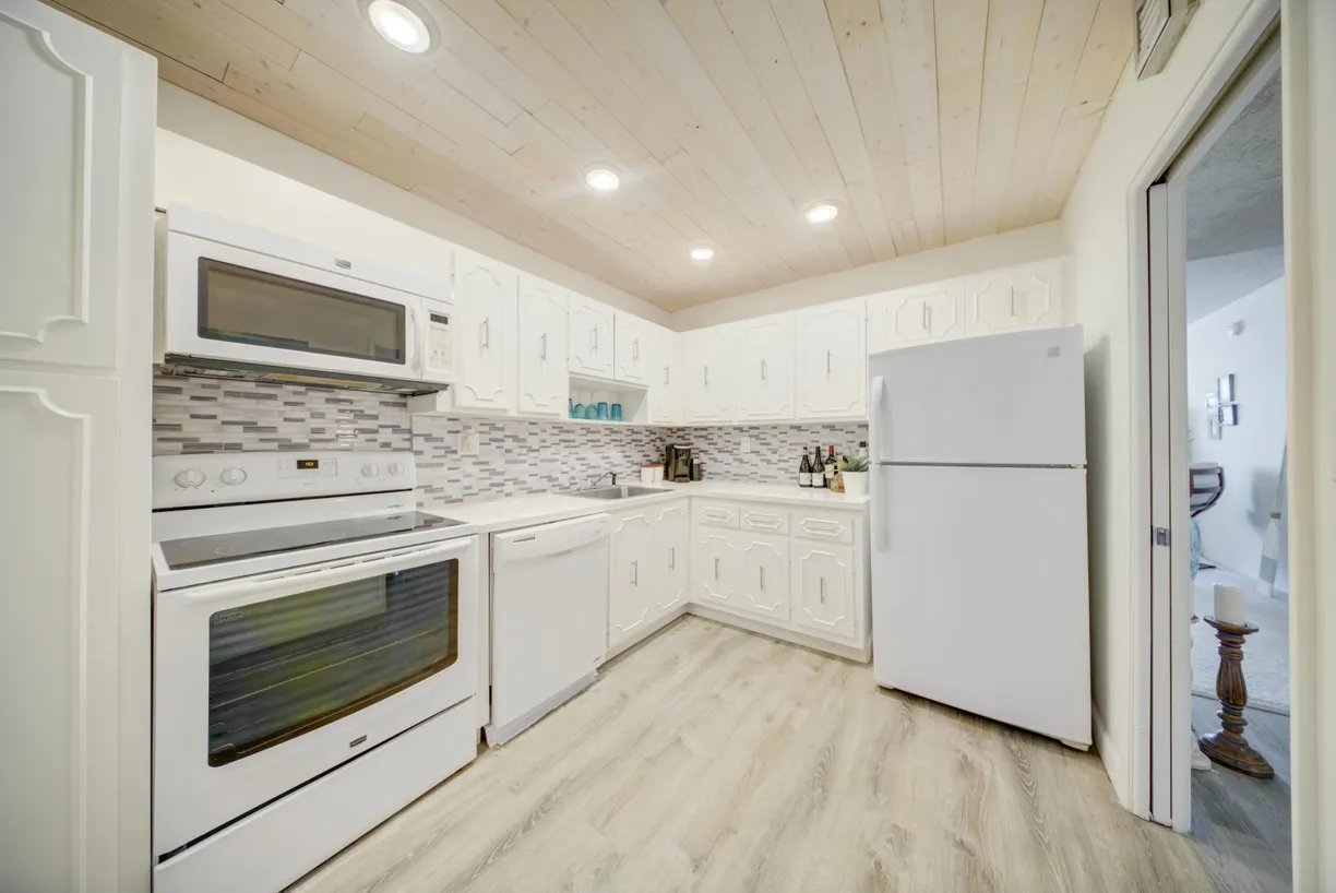 South Florida Real Estate | View 3100 N Course Lane, 507 | 2 Beds, 2 Baths